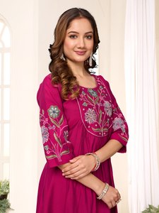 Conjunto de traje Anarkali de viscosa y seda romana para mujer con bordado a mano de múltiples hilos y dupatta de seda Chanderi - Product Image 2