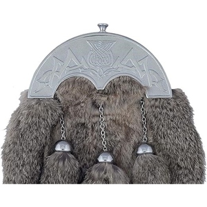 Sporran écossais personnalisé en fourrure avec cantle celtique argenté, trois pompons en fourrure et détails de chaîne pour une utilisation traditionnelle avec un kilt ou un sac des Highlands. - Product Image 2