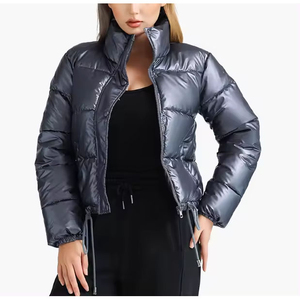 Chaqueta acolchada corta de invierno con diseño personalizado, brillante, con cuello alto y cremallera, a prueba de viento, para mujer. - Product Image 1