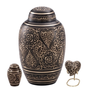 Ensemble d'urnes funéraires gravées à la main pour cendres humaines, comprenant une grande urne adulte, une mini urne souvenir et un souvenir en forme de cœur avec support - Product Image 3