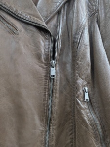 Veste en cuir de vachette de haute qualité, design personnalisé, style moderne et finition soignée pour hommes et femmes. - Product Image 4