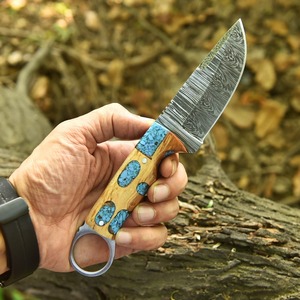 Cuchillo Skinner de Acero de Damasco Hecho a Mano con Agujero para el Dedo, Mango de Madera de Olivo Exótica y Resina, Personalizable, Afilado como una Navaja, Punta Caída para Camping - Product Image 2