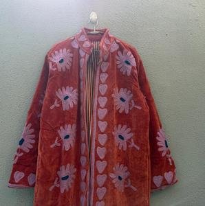 Abrigo de terciopelo bordado para mujer con estampado floral de corazones, ropa exterior larga para otoño e invierno, regalo para ella. - Product Image 4