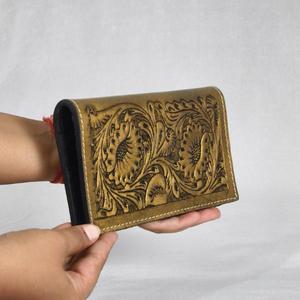 Cartera Larga de Cuero Genuino Hecha a Mano con Grabado de Flores, Estilo Vintage, Cierre Plegable, Unisex, para Uso Diario - Product Image 3