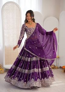 Ensemble Lehenga avec broderie de fils et de paillettes, modèle de designer à grand évasement de 3,5 mètres, spécial célébrations - Product Image 1