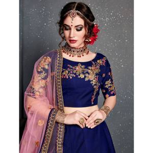 Lehenga Choli de mariée en taffetas de soie bleu marine brodé avec dupatta - Product Image 4