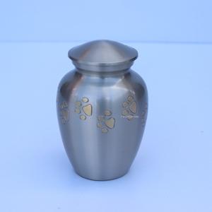 Urnas de Cremación Modernas de Alta Calidad para Mascotas, Urna de Cremación de Latón Grabada con Huella de Pata, Urnas Artesanales para Cenizas de Mascotas - Product Image 5