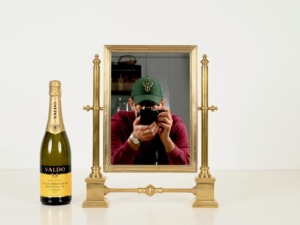 Miroir sur pied en laiton encadré, design traditionnel, très vendu, décoratif - Product Image 1