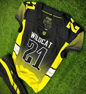 Ensemble de maillot et pantalon de football américain personnalisé sublimé, unisexe, noir et jaune, en maille respirante 100% polyester, taille élastique - Product Image 3