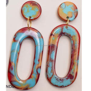 Lujosos pendientes hechos a mano de resina para mujer, colores personalizados, accesorios de moda altamente pulidos DE LA India - Product Image 1