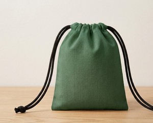 Pochette à cordon personnalisée avec logo vert, en faux daim, pour cosmétiques, bijoux, accessoires, ou comme sac cadeau. - Product Image 6