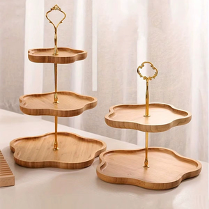 Support à gâteau en bois fait main pour la maison et la cuisine, idéal pour servir gâteaux et pâtisseries, en matériaux naturels et écologiques. - Product Image 1
