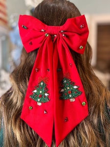 Parfait pour Noël : Barrette à cheveux en satin rouge avec broderie d'arbre de Noël, accessoire de cheveux festif de luxe pour femmes et filles - Product Image 1