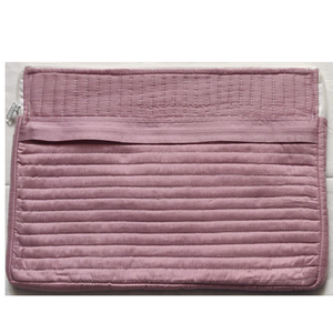 Housse d'ordinateur portable personnalisable et élégante en coton matelassé imprimé à la main, avec poches zippées, légère et durable pour le bureau - Product Image 1