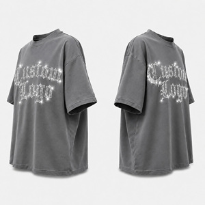 เสื้อยืดคอกลมแขนสั้นสไตล์สตรีทผู้ชายทรงปกติ ตกแต่งด้วยตัวอักษรโกธิคประดับคริสตัล ผลิตจากผ้าเจอร์ซีย์คอตตอน 100% - Product Image 4