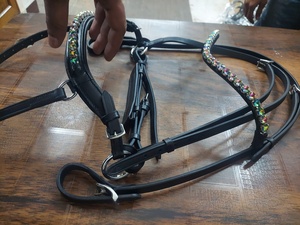 Bride en cuir islandais noir confortable Type occidental Produit équestre de course et d'équitation avec frottement brillant - Product Image 2