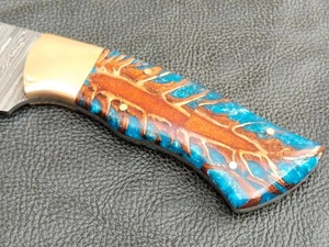 Couteau de chasse/camping artisanal en acier Damas à pointe droite, manche en résine, fourreau en cuir de 3 mm, OEM/ODM/OBM disponible, personnalisable - Product Image 2