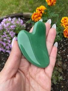 Gua Sha Redonda de Resina Natural Hecha a Mano Personalizada para Reventa a Salones de Masajes y Artistas - Product Image 3