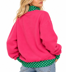Sudadera Rosa con Cuello Alto para Mujer, con Detalles de Puntos Verdes y Aplique de Letras Navideñas - Product Image 3