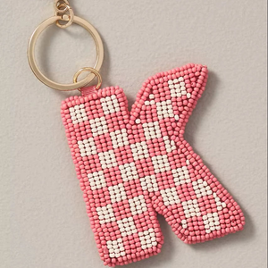 Llavero con Letra K Hecho a Mano con Cuentas, Diseño a Cuadros Rosa y Blanco, Inicial, Cierre de Langosta Dorado, Colgante para Bolso, Personalizado, Moderno y a la Moda - Product Image 1