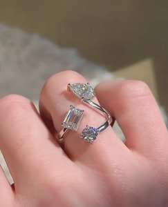 แหวนมอสซาไนต์ทรงลูกแพร์และทรงเอเมอรัลด์ ทองคำขาว 14K แหวนสามเม็ดสำหรับวันครบรอบ แหวนหมั้นเจ้าสาวสุดหรู - Product Image 5
