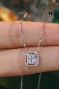 Collier pendentif personnalisé en or avec grappe de diamants baguette et ronds – Fabricant de bijoux fins - Product Image 3