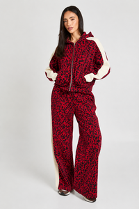 Conjunto Deportivo de 2 Piezas para Mujer, Estampado de Leopardo Rojo, Sudadera con Capucha Premium y Pantalones Deportivos de Pierna Ancha, Estilo Casual - Product Image 1