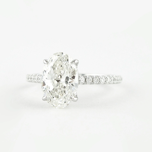 Bague de fiançailles en diamant taille ovale pour femme, en or blanc, sertie de griffes, avec bande pavée, style classique - Product Image 4
