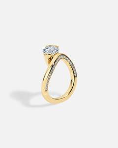 แหวนหมั้นเพชรทรงลูกแพร์ทองคำแท้ 14k เพชรเพาะเลี้ยงในห้องปฏิบัติการ ดีไซน์หรูหรา พร้อมใบรับรอง IGI และลวดลายคลื่น - Product Image 4