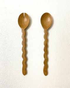 Ensemble cuillère et fourchette à salade en bois avec manche sculpté, ustensiles de cuisine en bois naturel faits à la main pour mélanger, saupoudrer et servir - Product Image 5