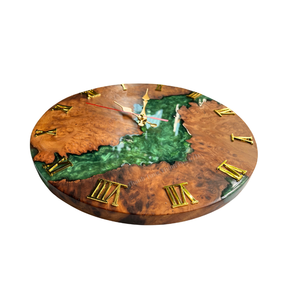 Reloj de Pared Rústico de Madera con Incrustaciones de Resina y Números Romanos, Diseño Redondo Hecho a Mano para Decoración de Sala de Estar - Product Image 1