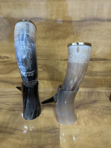 Élégants cornes à boire sculptées en corne de bœuf, ornées de motifs religieux et d'amour, pour la maison et l'hôtellerie - Product Image 3