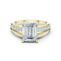Élégante bague en or blanc 9 carats avec diamant taille émeraude et détails latéraux pavés séduisants