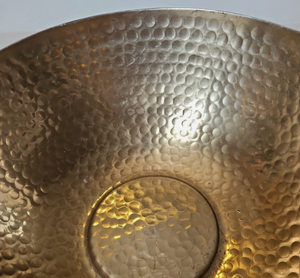 Cuenco Decorativo de Metal Dorado Martillado de Lujo, Cuenco de Metal Martillado Aurelia, Cuenco con Detalles en Oro Luminara, Cuenco Central Martillado Regal - Product Image 5