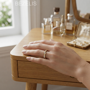 Bague en or jaune 18 carats avec contour en bambou biologique et diamant de laboratoire sculpté en forme de galet, clarté VVS VS - Product Image 5