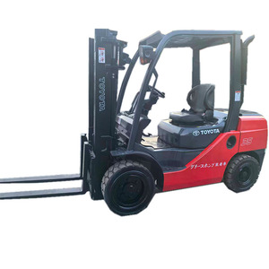 Chariot élévateur d'occasion Toyota 3 tonnes, mât 3 étages, moteur diesel, faible nombre d'heures, hauteur de levage 4500 mm, boîte de vitesses - Product Image 1