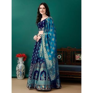 Lehenga Choli Azul Bordado con Estampado, Vestido Largo hasta el Suelo con Corte en A, Top Corto de Manga Corta, Estilo Clásico - Product Image 3