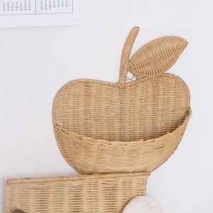 Cesta colgante de pared con forma de fruta para decoración de dormitorio de bebé, cestas de pared con forma de manzana tejidas de ratán natural - Product Image 3