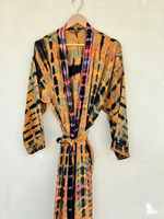 Kimono Panjang V-neck Halus dengan Motif Tie Dye Sutra Hitam Kuning yang Indah Ukuran Bebas untuk Dipakai di Festival Musim Semi Musim Panas Musim Gugur.