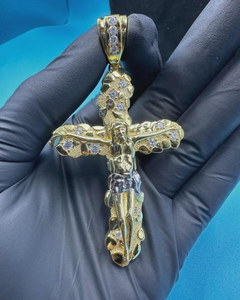 Colgante de Cruz Chapado en Oro de 18K con Moissanita de Corte Brillante Redondo y Engaste de Garras, Joyería Religiosa Cristiana Unisex - Product Image 1