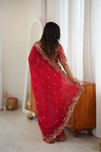Sari en soie Fandy avec broderie de fils et de sequins de créateur, accompagné d'un morceau de blouse non cousu en soie Fandy - Product Image 3