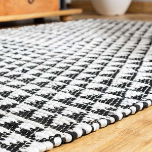 Tapis en coton Chindi fait main noir et blanc, tissé géométrique, style scandinave, avec franges à pompons et envers en latex pour salon - Product Image 4