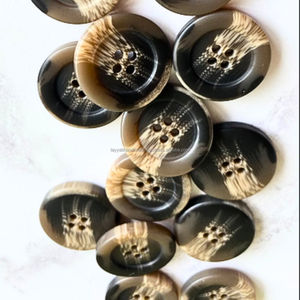 Boutons en corne de buffle noir de haute qualité avec nuance blanche naturelle Décoratifs uniques d'Inde - Product Image 1