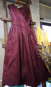 เดรสยาวสีน้ำเงิน แขนกุด คอวี ผูกเอว ทรงหลวม สไตล์โบฮีเมียน ผ้าลินิน 100% สีพื้น เดรสลำลองสำหรับฤดูร้อน - Product Image 4