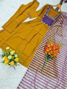 Conjunto de Pantalón y Kurta Anarkali de Viscosa para Mujer con Dupatta a Rayas, Elegante, Festivo, Ropa Étnica para Fiestas - Product Image 5