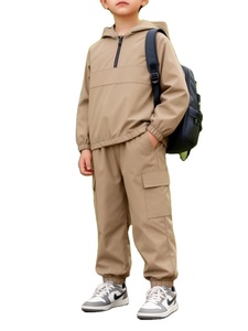 Ensemble de vêtements pour enfants en polyester 100% uni à capuche en 2 pièces avec pantalon de jogging à manches longues et fermeture éclair - Tenue décontractée pour l'extérieur - Product Image 3