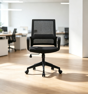 Chaise de bureau ergonomique moderne en maille noire, pivotante, avec accoudoirs fixes, dossier ouvert, structure en acier, hauteur réglable, base en plastique, minimaliste - Product Image 1