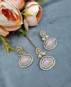 Parure de bijoux de créateur pour femme : Collier exquis en perles et pierres taillées en trillion, avec boucles d'oreilles et mangtika – Vente en gros - Product Image 3