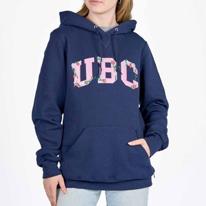 เสื้อสเวตเตอร์มีฮู้ด UBC Okanagan สีกรมท่า พิมพ์ลายตัวอักษรลายดอกไม้ เสื้อสวมหัวผ้าฟลีซลำลองสำหรับทุกเพศ มหาวิทยาลัยแห่งรัฐบริติชโคลัมเบีย - Product Image 2