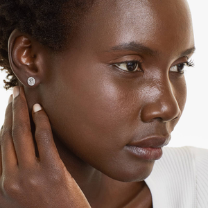 ต่างหูเพชรโมอิสซาไนต์เงินแท้ 925 หรูหรา ประกายระยิบระยับ ดีไซน์เรียบหรูเหนือกาลเวลา เหมาะเป็นของขวัญวันเกิด - Product Image 2